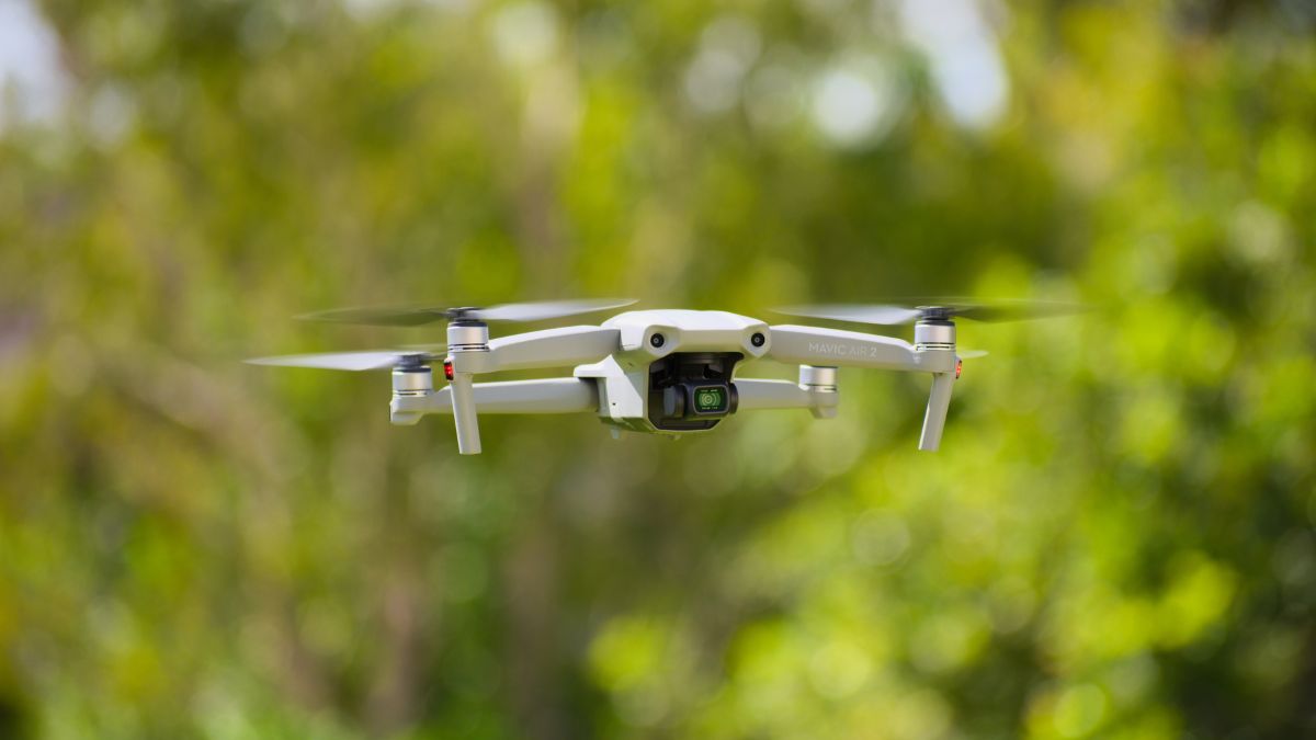 Drone en mission pour une collectivité locale au-dessus d’un site public