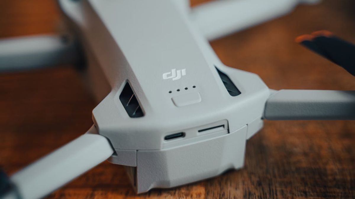 Gros plan sur un drone professionnel en cours d’entretien