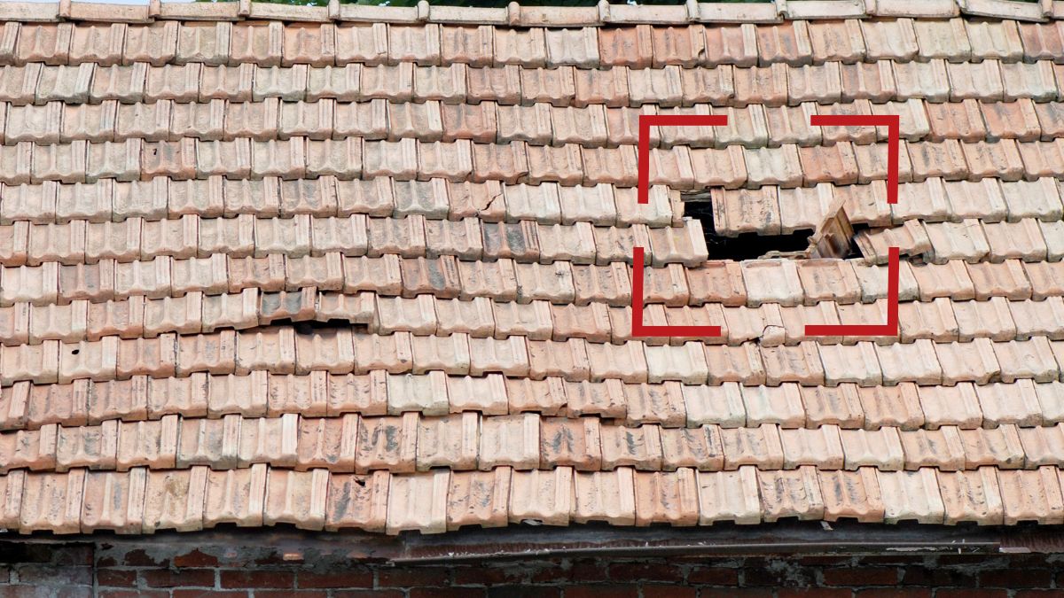 Trou visible dans une toiture repéré lors d’une inspection par drone