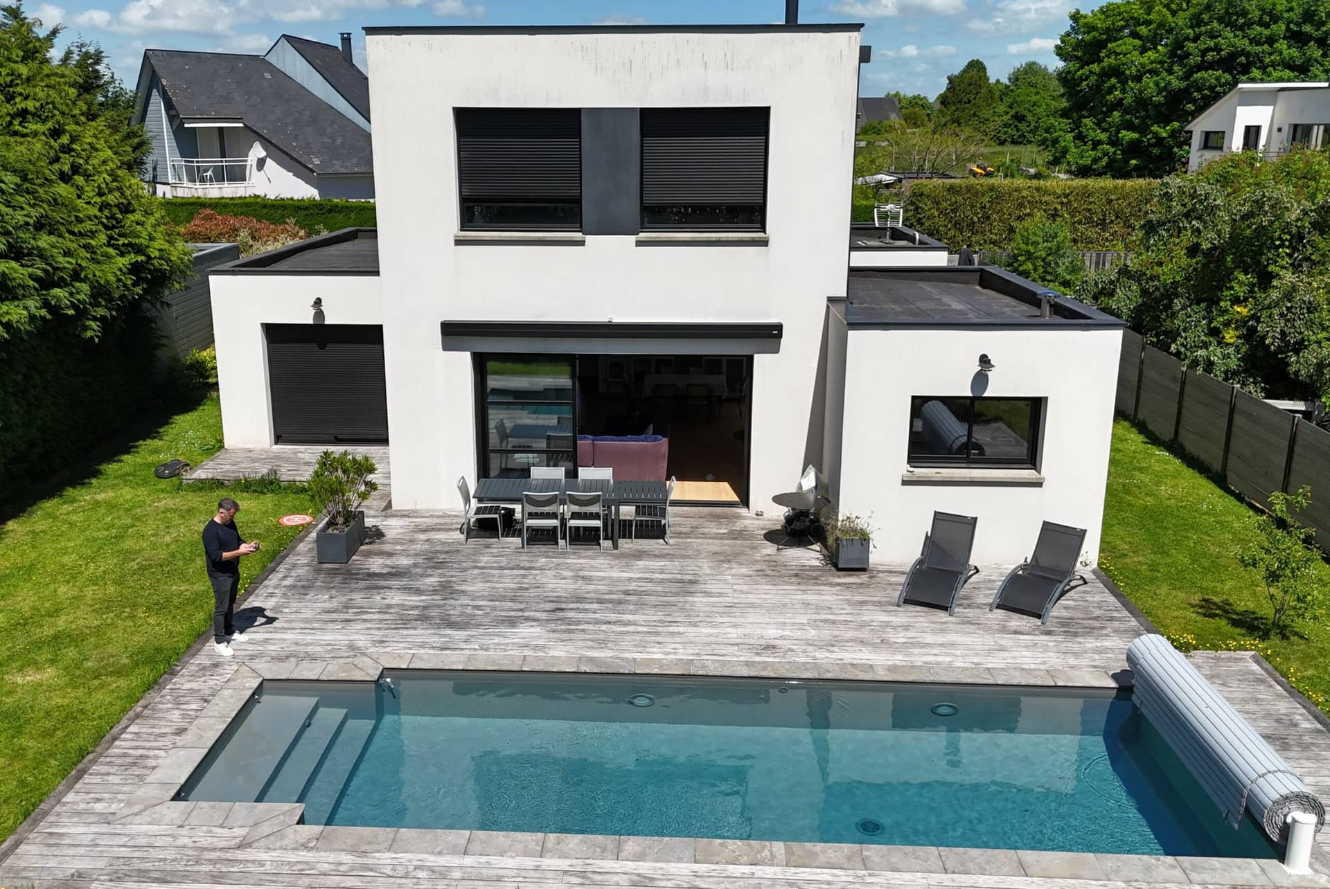Maison contemporaine avec piscine – Valorisation immobilière grâce à la prise de vue drone