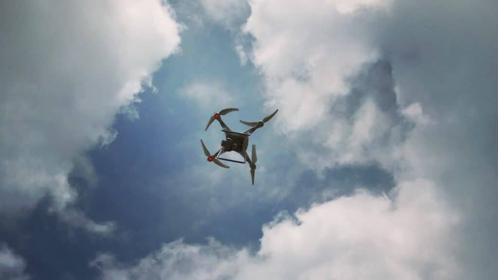 Drone en vol avec caméra en action – Illustration des bonnes pratiques pour un tournage drone réussi