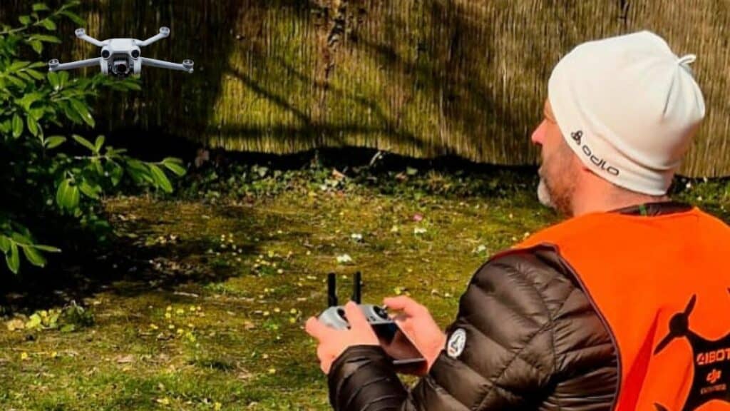 Gwenaël Magnant, pilote de drone professionnel, en pleine session de vol
