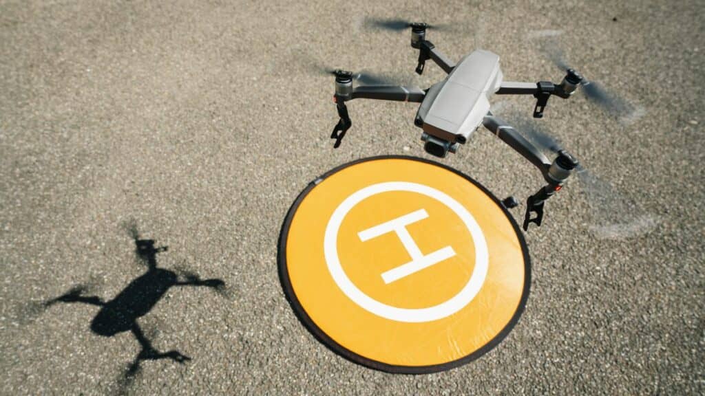 Drone en phase d’atterrissage sur une aire autorisée – Illustration des règles de vol en France