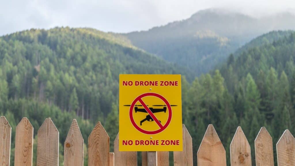 Panneau "No Drone Zone" – Illustration des règles légales pour le vol de drone en France