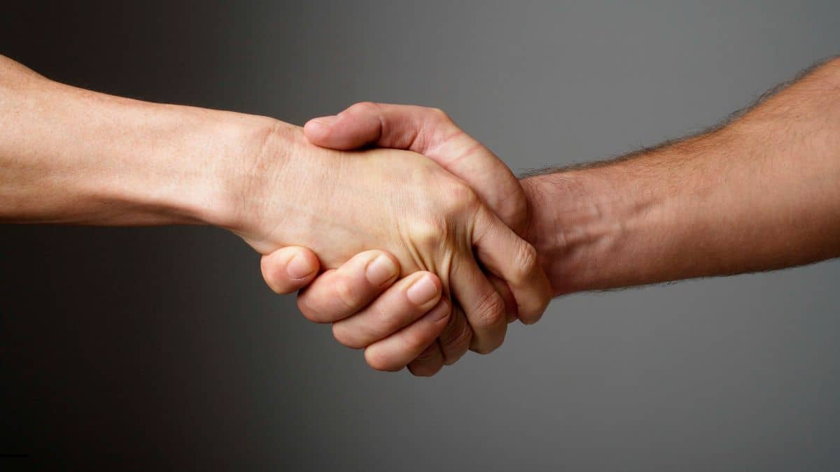 Poignée de main entre un prestataire drone et un client – Illustration de l’accord sur les tarifs