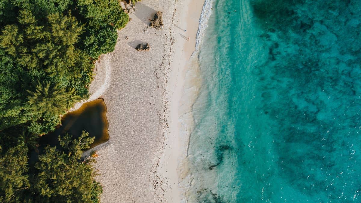 Vue aérienne d’une plage paradisiaque captée par drone – Illustration de la valorisation touristique par l’image