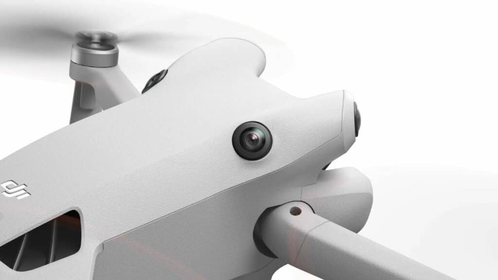 Drone DJI Mini 4 Pro en vol – Image d’en-tête du site INSPIDRONE