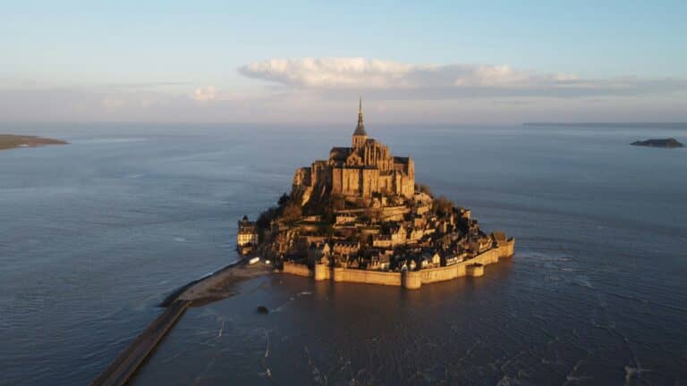 Vue aérienne du Mont-Saint-Michel réalisée par drone – INSPIDRONE