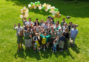 Photo de groupe aérienne lors d’un anniversaire – Réalisation INSPIDRONE Événements