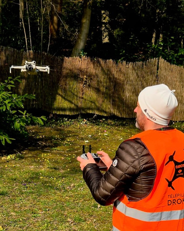Gwenaël Magnant pilote un drone – Fondateur de INSPIDRONE