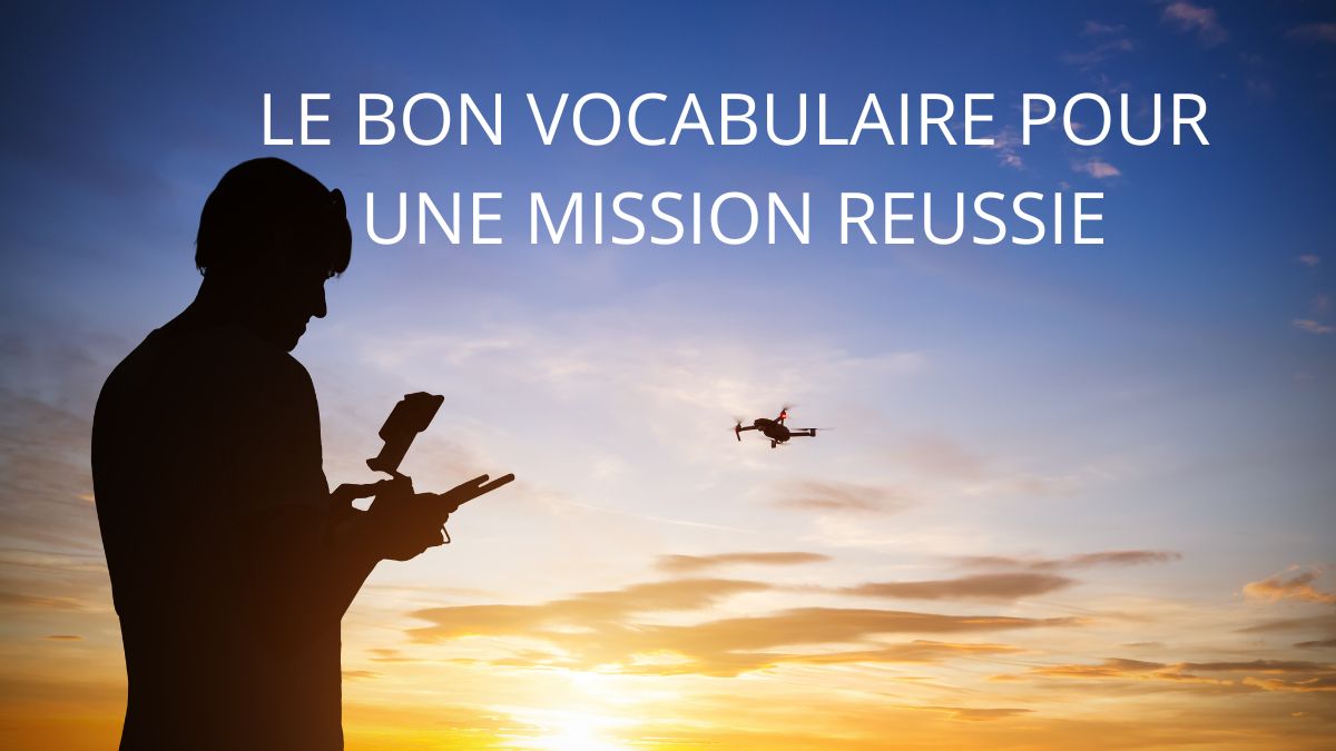 Pilote de drone en vol devant un bâtiment moderne, illustrant l’importance du bon vocabulaire pour réussir une mission de captation aérienne.