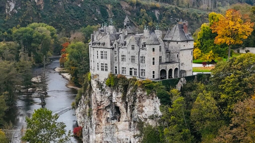 Valorisation du château sur une falaise - Réalisations INSPIDRONE