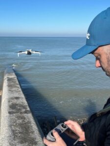 Gwenaël Magnant, pilote de drone INSPIDRONE, effectue un vol près de la mer pour une mission de prise de vue aérienne professionnelle.