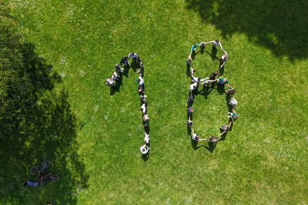 Tarifs drone pour captation d’événements privés et professionnels – INSPIDRONE Foule en forme de chiffre 18 lors d’un anniversaire – Tarifs prestation drone événementiel
